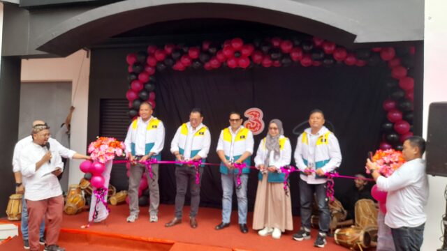 Indosat Ooredoo Hutchison Resmikan 3Store di Tasikmalaya, Perkuat Layanan  Tri di Priangan Timur